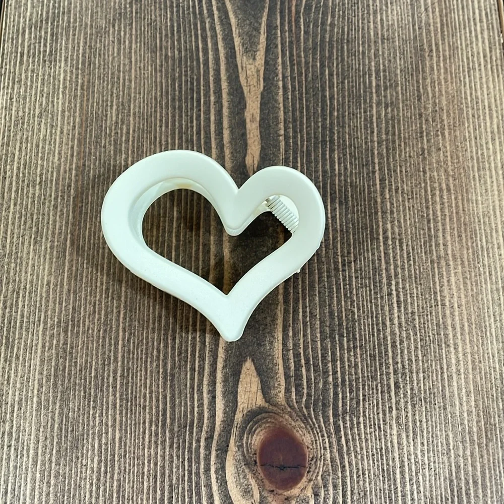 🌟2x Host Pick🌟Cream Heart Hair Claw Clip